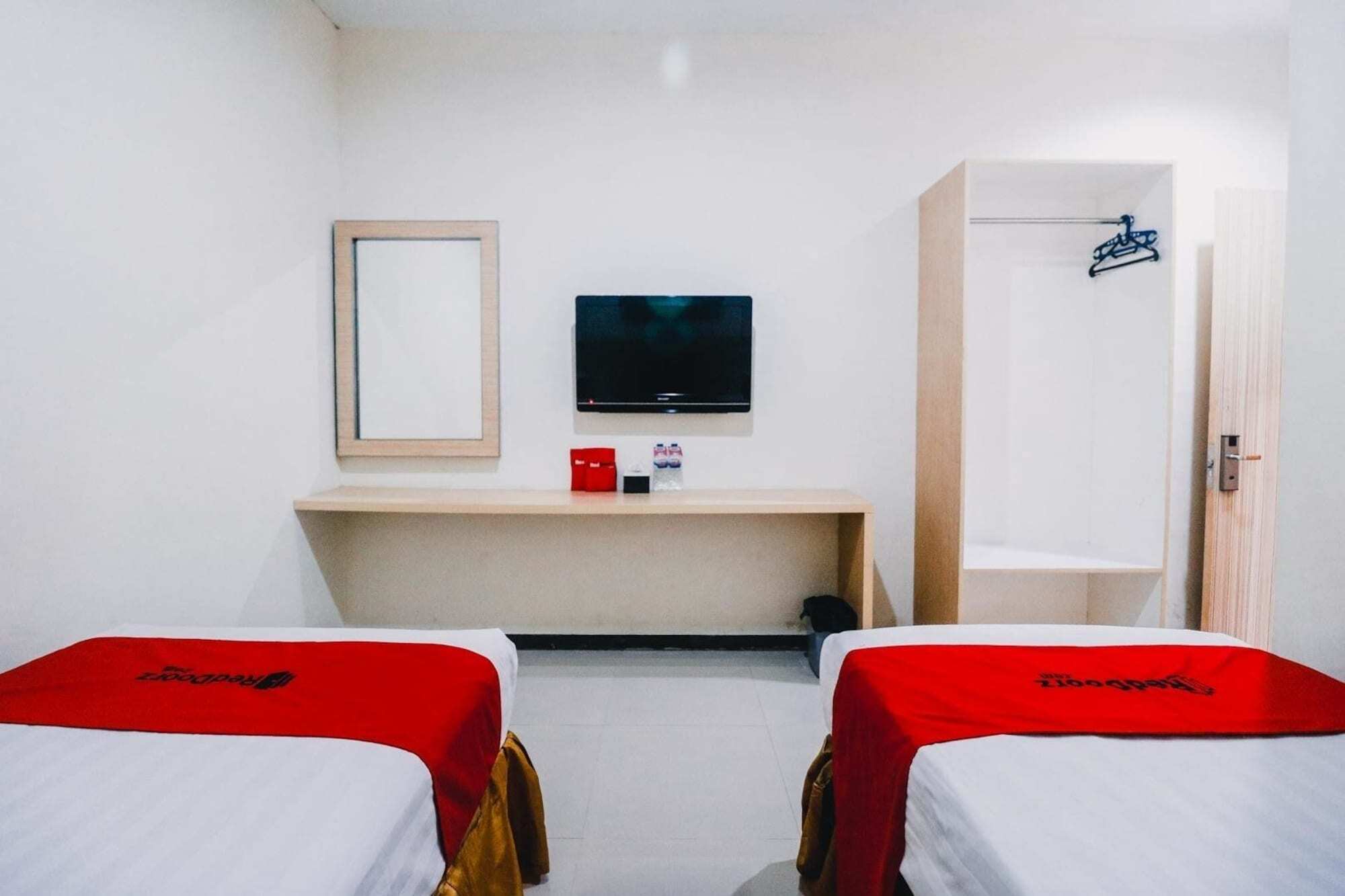 레드도어즈 플러스 니어 술탄 하사누딘 에어포트 호텔 마카사르 외부 사진